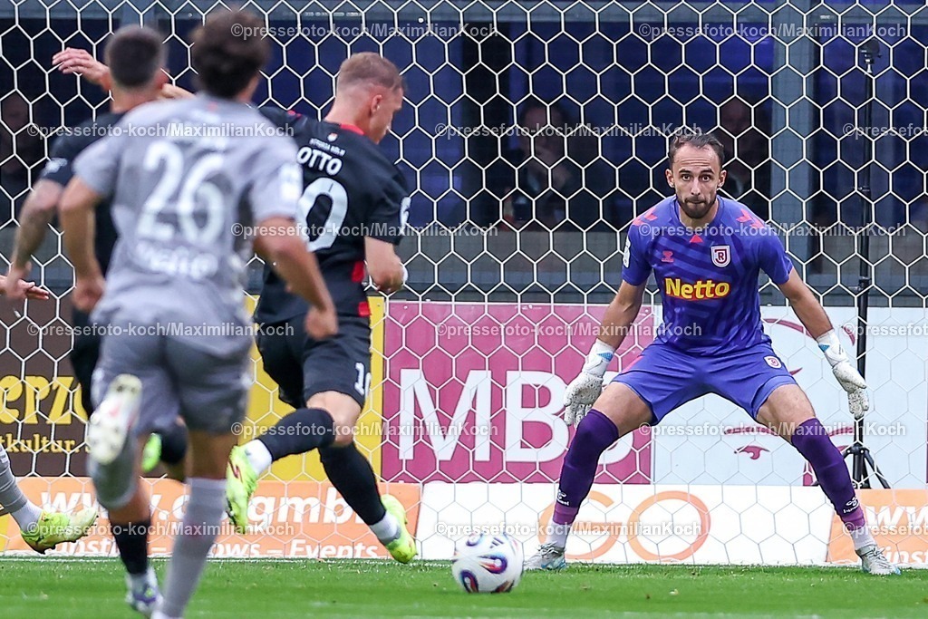 FCVK29082501013 | 29.08.2025, Fußball, FC Viktoria Köln – SSV Jahn Regensburg, 3.Liga, Sportpark Höhenberg, Saison 2025 2026: David Otto&nbsp;(Viktoria Koeln #10) Schuss auf das Tor von Torwart Felix Gebhardt&nbsp;(Jahn Regensburg #01)  DFB regulations prohibit any use of photographs as image sequences and or quasi-video.