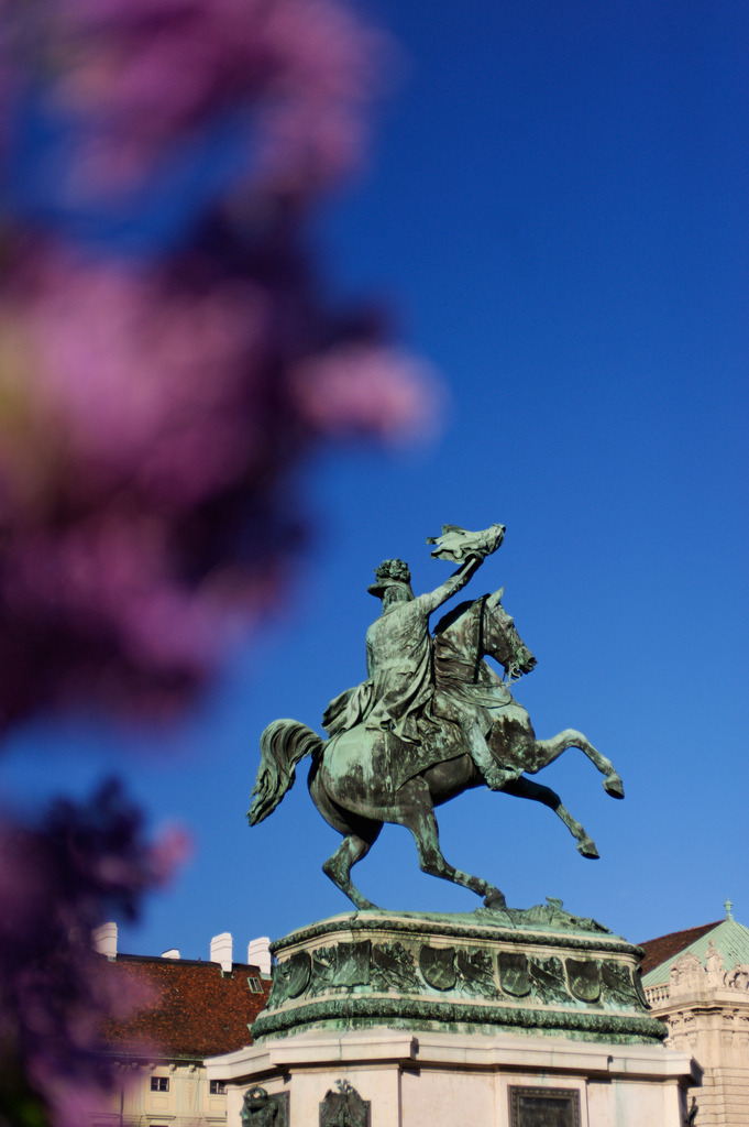 Denkmal Prinz Eugen mit Flieder im Vordergrund | Wien, Austria - April 25, 2012: Denkmal Prinz Eugen mit Flieder im Vordergrund. - Realisiert mit Pictrs.com