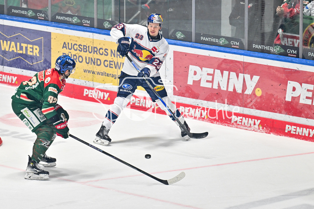 Augsburger Panther - EHC RB München | AUGSBURG, DEUTSCHLAND - 27. FEBRUAR: im Duell Joseph CRAMAROSSA (Augsburger Panther 92) und Albert SMITS (EHC München 23) während dem Match zwischen den Augsburger Panthern und dem EHC RB München am 46. Spieltag der Penny DEL im Curt Frenzel Stadion