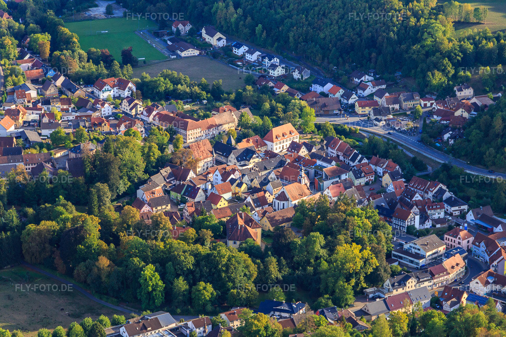 Luftbild: Schloßgasse und Marktstr in Adelsheim im Bundesland Baden-Württemberg in Deutschland. Foto: IMG_111451.jpg vom 09.09.2018 durch Werner Riehm/FLY-FOTO.de