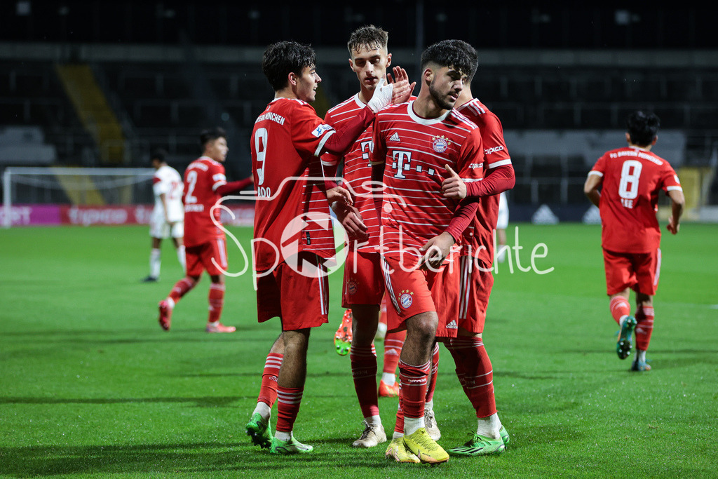 FC Bayern Amateure - 1. FC Nuernberg II | Die Amateure freuen sich ueber den Treffer zum 1-1 durch Lucas Copado Schrobenhauser (FCB #9)