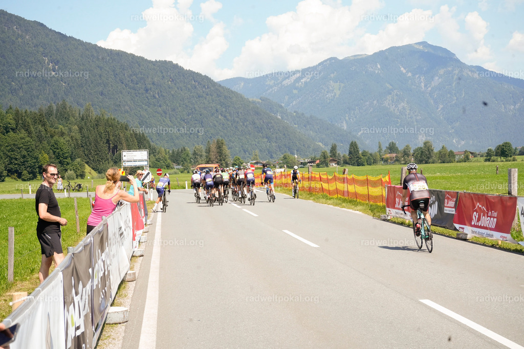 213_20230817_Bewerb_Maenner_Muehlanger | AUT - OESTERREICH, 2023-08-16: SPORT RENNRAD-FAHREN - 55. INTERNATIONALER RADWELTPOKAL IN ST. JOHANN IN TIROL  - Vintage-Radrennen mit WM-Bronze-Medaillen-Siegerin Christina Schweinberger, den Teilnehmer und Alexander Baumann (vom Orginastions-Team) - TAG 2 BEWERB MAENNER IN SECHS GRUPPEN  ; Foto: Roland Muehlanger