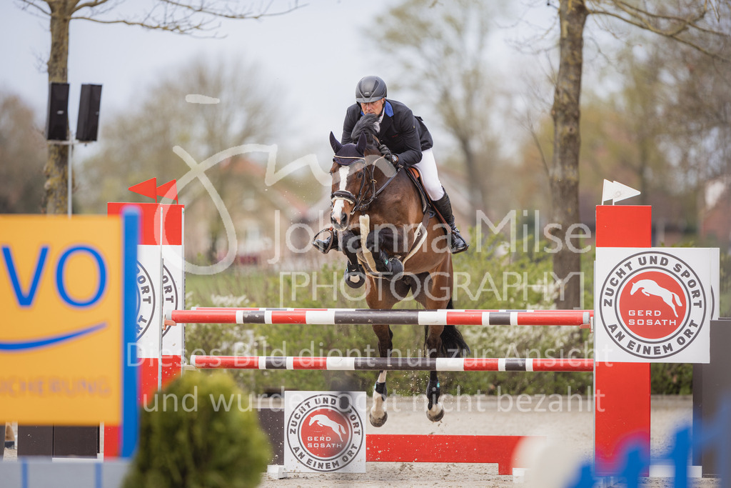 230426_HofSosath_M1-Spr-903 | Deine schönsten Turniermomente als professionelle Fotos! Entdecke hochwertige Pferdesport-Fotografie im Online-Shop. Jetzt Fotos finden & bestellen!