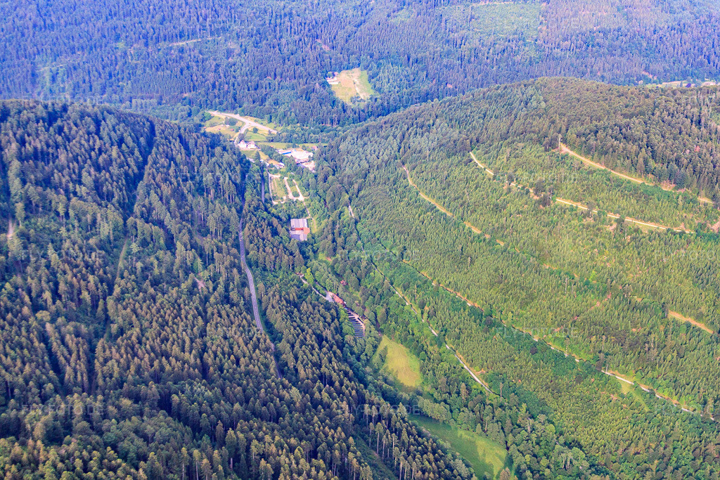 Luftbild: Eyachtal im Nordschwarzwald im Ortsteil Dennach in Neuenbürg im Bundesland Baden-Württemberg in Deutschland.Foto: IMG_66786.jpg vom 07.06.2014 durch Werner Riehm/FLY-FOTO.deAuflösung des Originals: 4752 x 3168 px