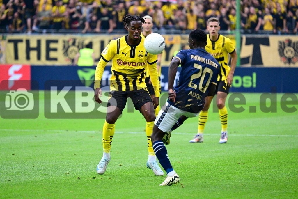 KBS Picture_PhoenixLuebeck-BorDortmund_043 | v.l. Bynoe-Gittens Jamie (Borussia Dortmund) , Adou Emanuel (Phoenix Luebeck) ,Sportplatz :  Volksparkstadion, - Realisiert mit Pictrs.com