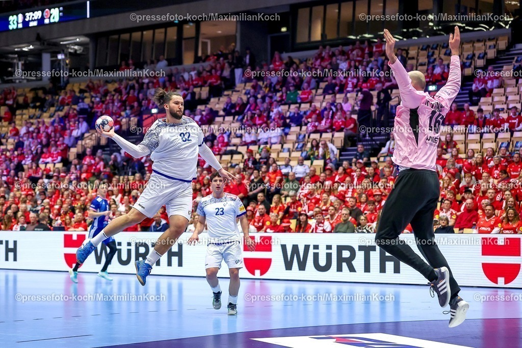 EHF24012601078 | 24.01.2026, Handball, Men's EHF EURO 2026, Frankreich - Portugal, Jyske Bank Boxen in Herning, Dänemark, Main Round:  Luis Diogo Sousa Frade (Portugal #82) wirft auf das Tor von  Charles Bolzinger (France #16)