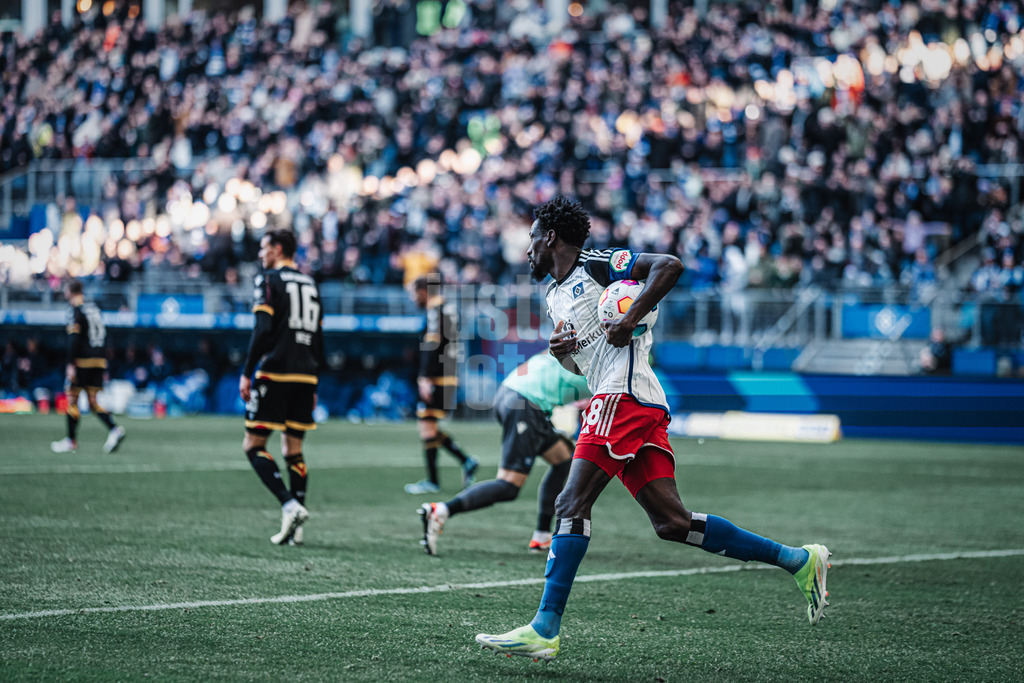 Fußball | Männer | Saison 2023/2024 | 2. Fußball-Bundesliga | 19. Spieltag | Hamburger SV vs. Karlsruher SC | 28.01.2024 | Bakery Jatta (#18, HSV) schießt ein Tor holt den Ball nach seinem Tor