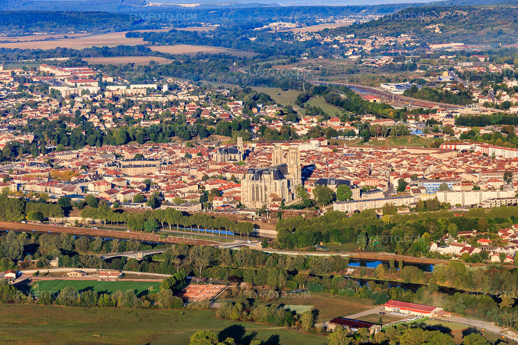 Aerial view: Historic city center from the east with Saint-Étienne Cathedral in Toul in the state Meurthe et Moselle, France.Photo: IMG_118105.jpg taken on 09/15/2019 by Werner Riehm/FLY-FOTO.comResolution of the original: 5315 x 3543 px