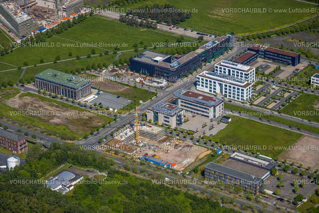 Dortmund230504016 | Luftbild, Technologiepark Gewerbegebiet Phoenix West, Phoenix Arcaden Büroimmobilie, und Bechtle Campus IT-Systemhaus, Walter-Bruch-Straße, TMM Forum, Daikin Chemical Europe Innovation Center, Baustelle mit Neubau, Grünkeil Anlage, Hörde, Dortmund, Ruhrgebiet, Nordrhein-Westfalen, Deutschland