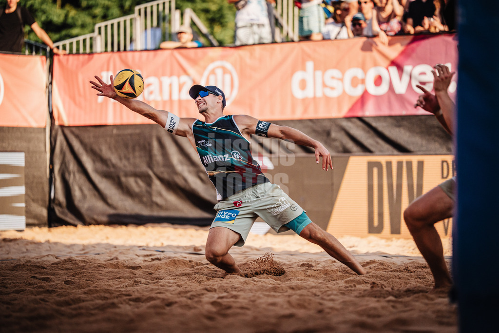 Beachvolleyball | Männer | Allianz German Beach Tour 2025 | Tourstop München | 04.07.2025 | Mathias Seiser verteidigt den Ball
