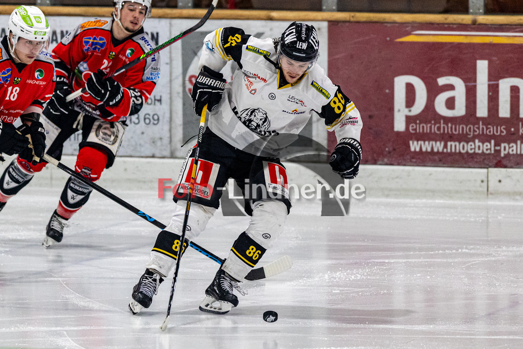 TSV Peißenberg Miners vs EA Schongau Mammuts | Eishockey Bayernliga 2023/2024, TSV Peißenberg Miners vs EA Schongau Mammuts, 20231215,
Mathieu NEWCOMB (Mammuts 86) in Aktion,
2023-12-15 in Peißenberg (Eisstadion)
86 Mathieu NEWCOMB (Mammuts 86), 18 Valentin HÖRNDL (Miners 18), 22 Sinan ONDÖRTOGLU (Miners 22)
Copyright: WolfgangxLindner foto-lindner.de