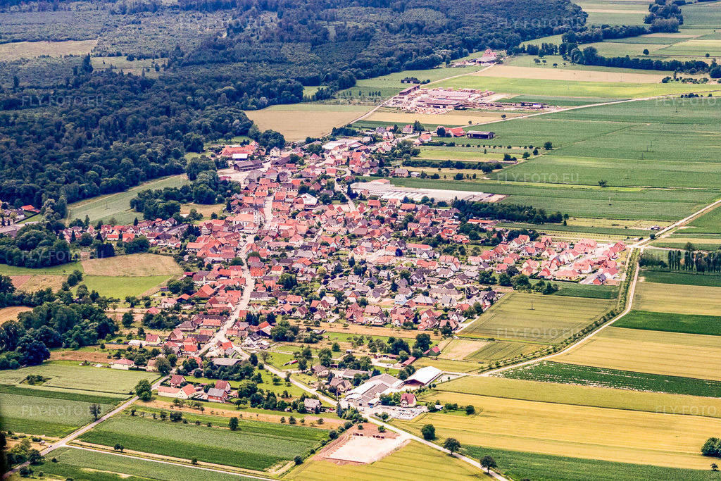 Vue aérienne: Vue du village depuis le nord-est à Niederrœdern dans le département Bas Rhin, France – .Photo: IMG_19066.jpg prise le 20/06/2009 par Werner Riehm/FLY-FOTO.eu – Résolution de l'original: 4752 x 3168 px
