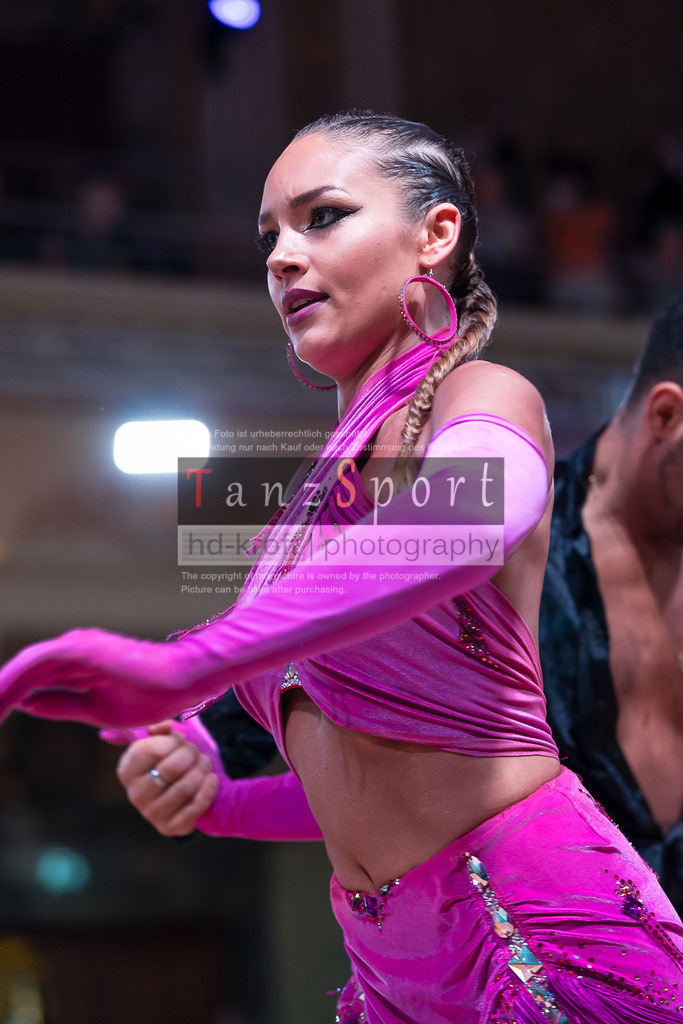 20240706_WDSF_WO_Latin_8370 | Tanzsportbilder, Standardtanz, Lateintanz, WDSF, DTV, LTVB, dancecomp, goc, hessen tanzt, blaues band der spree, walzer, tango, wiener walzer, slowfox, quickstepp, samba, rumba, cha-cha-cha, paso doble. jive, hd-kroft photography, turniertanzsport