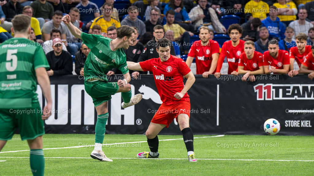 SHFV Lotto Masters 2024SHFV Lotto Masters 2024 | 20240113_8351, 13.01.2024, SHFV Lotto Masters 2024, Gruppe B, FC Kilia Kiel (rot) vs. PSV Neumünster (grün), Jesper Tiedemann (PSV #11) erzielt gegen Malte Petersen (Kilia #4) das 1-3 - Realisiert mit Pictrs.com