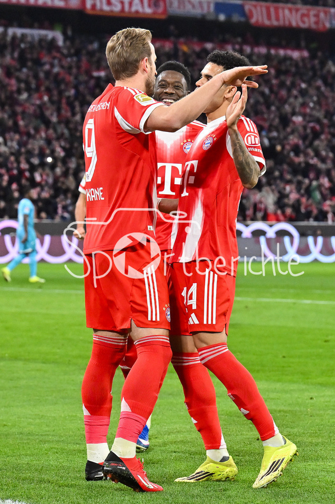 FC Bayern München - TSG 1899 Hoffenheim | MUNICH, GERMANY - 08. FEBRUARY: Jubel der Bayern nach dem Treffer zum 1-0 durch Harry KANE (FC Bayern Munich 9) / Foulelfmeter während dem Bundesligamatch zwischen dem FC Bayern München und der TSG 1899 Hoffenheim am 21. Spieltag in der Allianz Arena / DFL REGULATIONS PROHIBIT ANY USE OF PHOTOGRAPHS AS IMAGE SEQUENCES AND/OR QUASI-VIDEO/ Luis DIAZ (FC Bayern Munich 14)