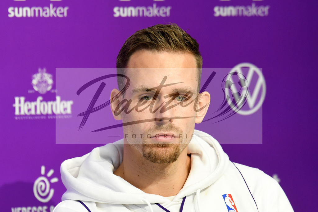 20200127_PKOSNA_0034 | Fußball, Herren: Maurice Trapp (VfL Osnabrück) schaut bei der Pressekonferenz des VfL Osnabrück am 27.01.2020 im Stadion an der Bremer Brücke in Osnabrück, Deutschland.(Foto von Nico Paetzel) - Realisiert mit Pictrs.com