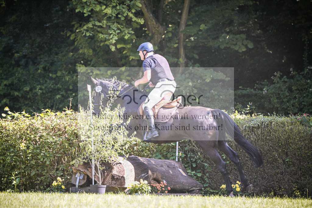 DOS_0086 | Entdecke hochwertige Reitturnierfotos von Foto Oger. Professionell, emotional und authentisch – jetzt Lieblingsmomente im Shop bestellen.Deutschlandweite Turnierfotografie. - Realisiert mit Pictrs.com