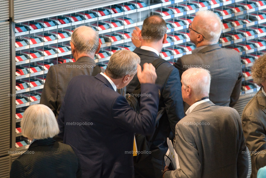 Abgeordnete des Bundestages holen sich ihre Stimmkarten für eine namentliche Abstimmung | Metropolico