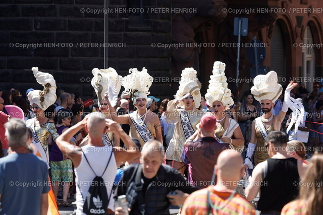 20240810-_11A6312-csd-frankfurt-HEN-FOTO | 10.08.2024 Christopher Street Day CSD Frankfurt 2024 Demonstration Kundgebung Motto der LGBT-Gemeinschaft "Wir sind extrem liebevoll" ab Untermainkai durch die Innenstadt. Vielbunt und Queeres. Ein Zeichen für Toleranz und Gleichberechtigung (Foto: Peter Henrich) - Realisiert mit Pictrs.com