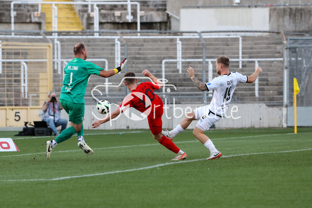 FC Bayern Amateure - DjK Vilzing | v. l. Maximilian PUTZ (DJK Vilzing #1) / Timo KERN (FC Bayern München II #10) und Jonas GOSS (DJK Vilzing #19) / Regionalliga Bayern: FC Bayern München II - DjK Vilzing, Grünwalder Stadion am 30.08.2024