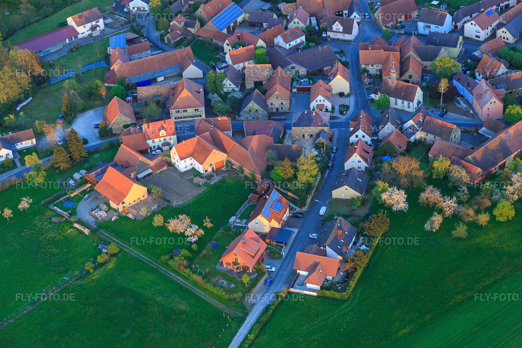 Luftbild: Dorfzentrum aus Westen im Ortsteil Brünnau in Prichsenstadt im Bundesland Bayern in Deutschland. Foto: IMG_088111.jpg vom 06.05.2016 durch Werner Riehm/FLY-FOTO.de