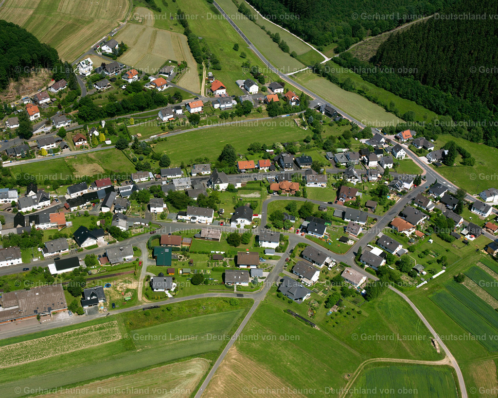 2611179 | DILLBRECHT 09.06.2006 Landwirtschaftliche Nutzflächen und Feldgrenzen  umsäumen das Siedlungsgebiet des Dorfes in Dillbrecht im Bundesland Hessen, Deutschland // Agricultural land and field boundaries surround the settlement area of the village  in Dillbrecht in the state Hesse, Germany Foto: Gerhard Launer