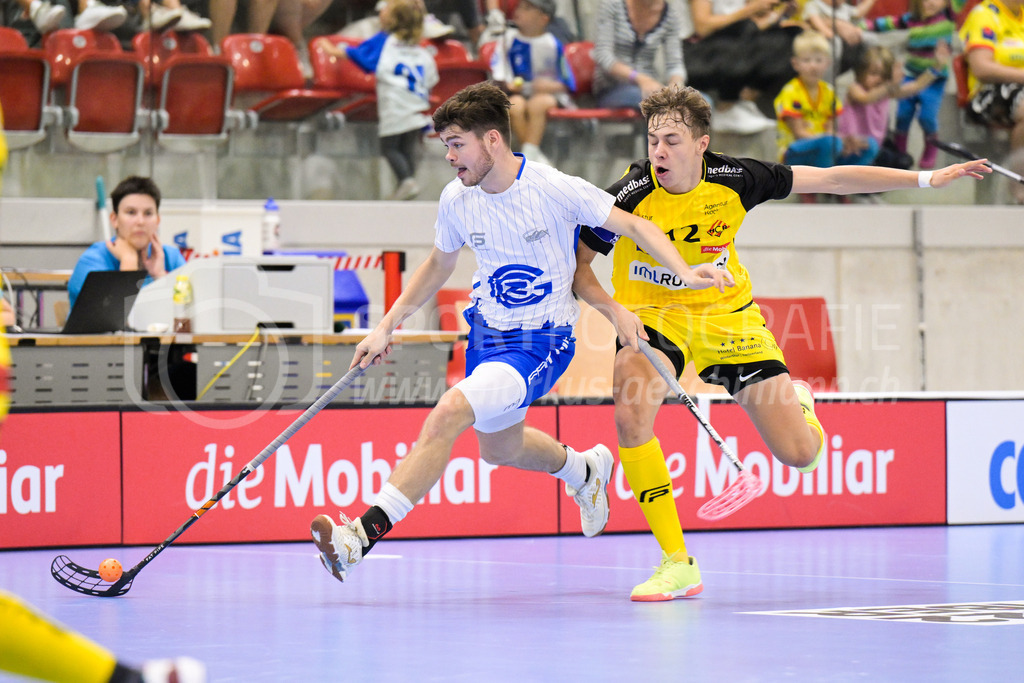 GC Unihockey vs HC Rychenberg - 27. August 2022 | GC Unihockey vs HC Rychenberg
AXA Arena, Winterthur
Samuel Volkart (#57 GC Unihockey) vor Severin Ott (#12 HC Rychenberg).
Bild: Sportfotografie Markus Aeschimann | www.markus-aeschimann.ch - Realisiert mit Pictrs.com