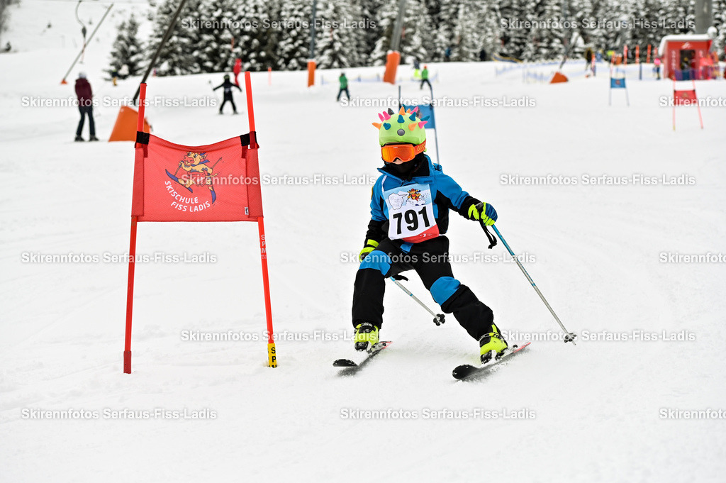 SRF_20.02.2026_0973 | Skirennfotos,Serfaus,Fiss,Ladis,Kinderskirennen,Winter,Tirol,Oberland,skirace,SFL,feelfree,weil wir's genießen,ski,Ski,skifahren,Sonnenplateau, - Realisiert mit Pictrs.com