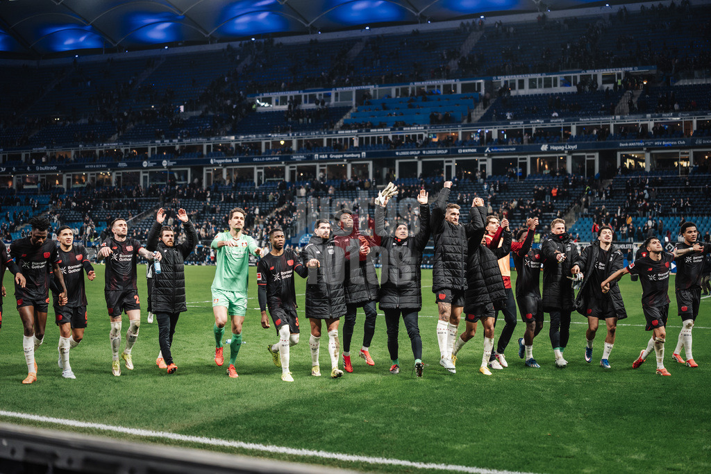 Fußball | Männer | Saison 2025/2026 | 1. Fußball-Bundesliga | 17. Spieltag | Hamburger SV vs. Bayer 04 Leverkusen | 04.03.2026 | Leverkusen feiert den Sieg mit den Fans
