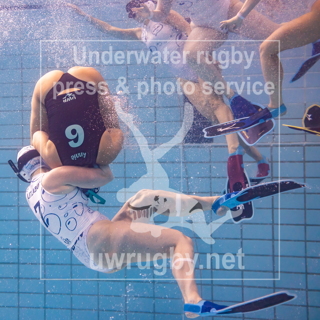 GER, Orcas (Kolumbien) vs. BSI Boblen (Norwegen), Damen, Unterwasser-Rugby, Champions Cup 2024, Finale, 24.11.2024 | Gunnhild Litlabo (BSI Boblen, #07) gegen Annie Gallego (Orcas, #06) im Zweikampf um den Spielball. - Realisiert mit Pictrs.com