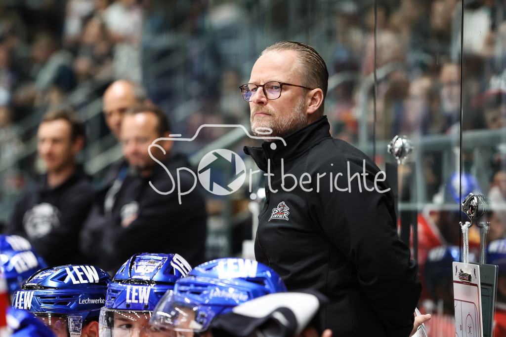 Augsburger Panther - Schwenninger Wild Wings | Panther Trainer Christof KREUZER in Aktion / Freisteller / Einzelfoto / Freisteller