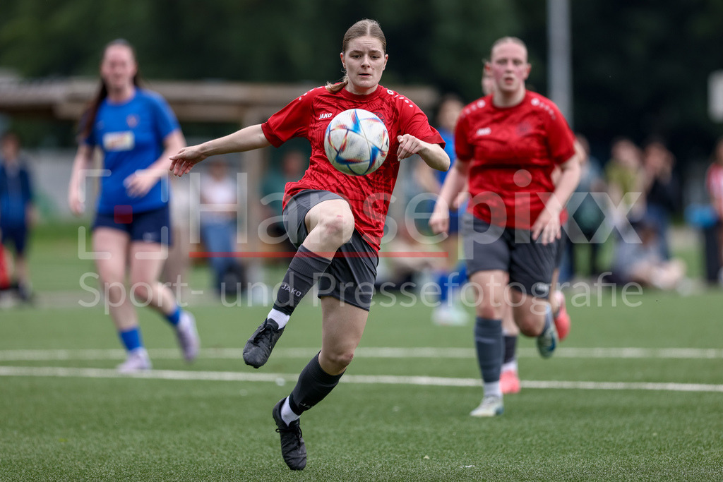 Fussball, Aufstiegsrunde Regionalliga Nord Frauen, FC Union 60 - SC Victoria Hamburg | Elisa Polthier (FC Union 60 Bremen, 27) am Ball, Einzelbild, Ganzkörper, Aktion, Action, Spielszene