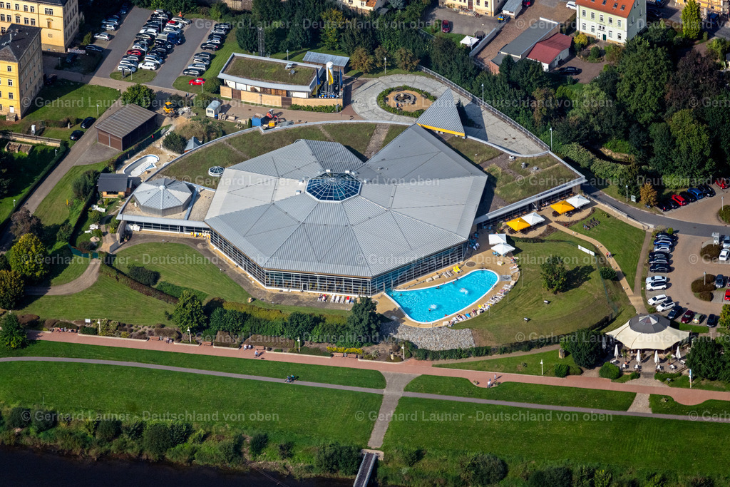 4060611 | BAD SCHANDAU 07.09.2021 Therme und Schwimmbecken am Freibad der Freizeiteinrichtung " Toskana Therme " in Bad Schandau Elbsandsteingebirge im Bundesland Sachsen, Deutschland. Weiterführende Informationen bei: Toskana Therme Bad Schandau GmbH. // Spa and swimming pools at the swimming pool of the leisure facility " Toskana Therme " in Bad Schandau Elbe Sandstone Mountains in the state Saxony, Germany. Further information at: Toskana Therme Bad Schandau GmbH. Foto: Gerhard Launer