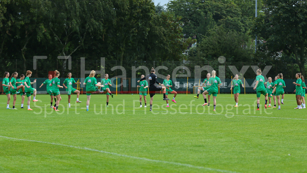 Fussball, Google Pixel Frauen-Bundesliga, Training SV Werder Bremen | v.li.: Spielerinnen des SV Werder Bremen bei einer Trainingsübung