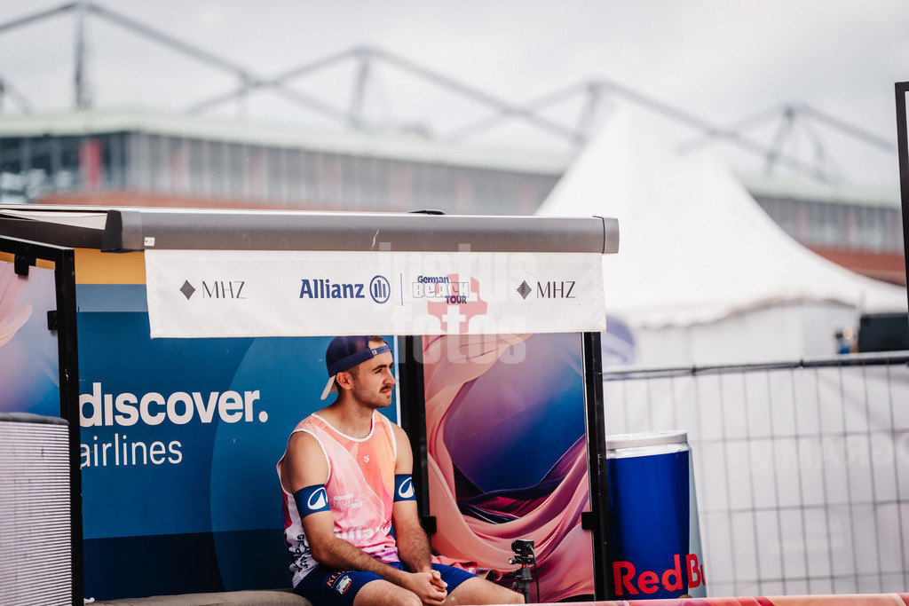 Beachvolleyball | Männer | Allianz German Beach Tour 2025 | Tourstop Hamburg | 01.06.2025 | Tilo Rietschel auf der Spielerbank