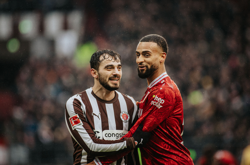 IMG_4034 | Der offizielle Shop für FC St. Pauli Fotos. Wähle aus Spielszenen & Fanmomenten dein FCSP Wunschformat. Wir liefern Millerntor-Atmosphäre.