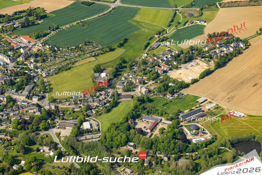 Das Luftbild der Stadt Treuen wurde 2022 vom Flugzeug heraus erstellt (keine Drohnen-Aufnahmen) Aufnahmehöhe ca.450 Meter- hohe Bildauflösung und Druck-Qualität. Garantiert!