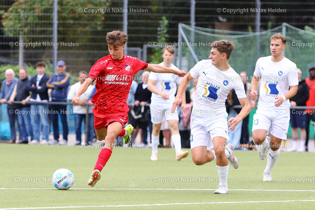 NH_USCPaloma_TSVSasel_OberligaHamburg_18082024 | #30 Colin Ulrich (USC Paloma), #3 Nick Johann Hoffmann (TSV Sasel)Fußball I Herren I Gamesright Oberliga Hamburg I Saison 2024-2025 I 3. Spieltag I USC Paloma - TSV Sasel I 18.08..2024 I Jonny-Rehbein-Sportplatz