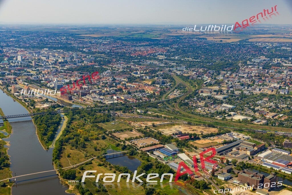Industriehafen Magdeburg Bild- Das Luftbild wurde 2025 vom UL-Flugzeug heraus erstellt ( keine Drohne bzw. Drohnenaufnahme ) - Hochauflösende Luftaufnahme -Nicht vergleichbar mit Google Maps oder Satelittenbilder- Die Geschenkidee !Mit Lizenz und Bildrechte bestellbar - CC