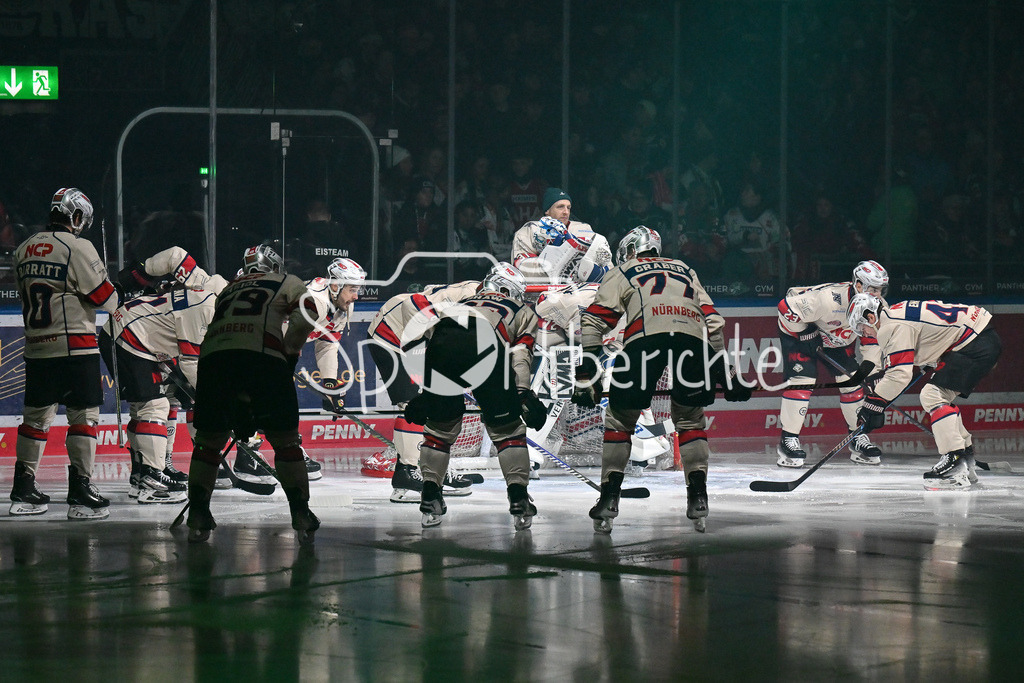 Augsburger Panther - Nürnberg Ice Tigers | Die Gaeste motivieren sich nochmal vor der Partie / DEL: Augsburger Panther - Nuernberg Ice Tigers, Curt Frenzel Stadion am 03.01.2025