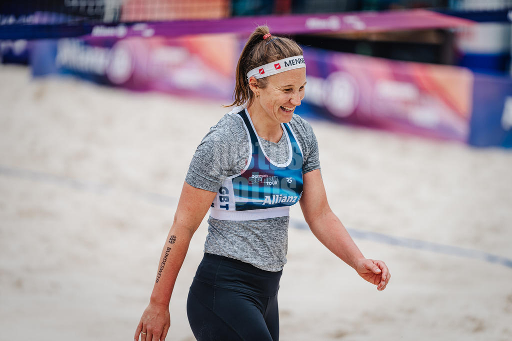 Beachvolleyball | Frauen | German Beach Tour 2024 | Tourstop Bremen | 09.06.2024 | Isabel Schneider lächelt