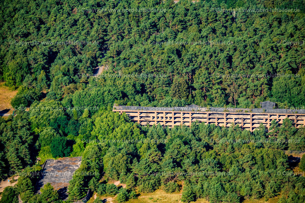 Binz_Prora_ELS_4572100822 | PRORA 10.08.2022 Gebäudekomplex der ehemaligen KdF Anlage " Koloss von Prora " im Ortsteil Prora in Binz im Bundesland Mecklenburg-Vorpommern. Das ehemalige KdF Bad Prora und die ehemaligen NVA - Kasernenanlagen werden zu einer attraktiven Eigentumswohnanlage mit Ferienwohnungen am Strand der Ostsee umgebaut, modernisiert und saniert. // Building complex of the former military barracks " Koloss von Prora " in Prora in the state Mecklenburg - Western Pomerania. Foto: Martin Elsen