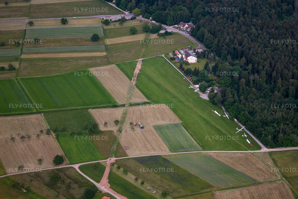 Luftbild: Schwann, Segelflugplatz im Ortsteil Conweiler in Straubenhardt im Bundesland Baden-Württemberg in Deutschland.Foto: IMG_66780.jpg vom 07.06.2014 durch Werner Riehm/FLY-FOTO.deAuflösung des Originals: 4375 x 2916 px