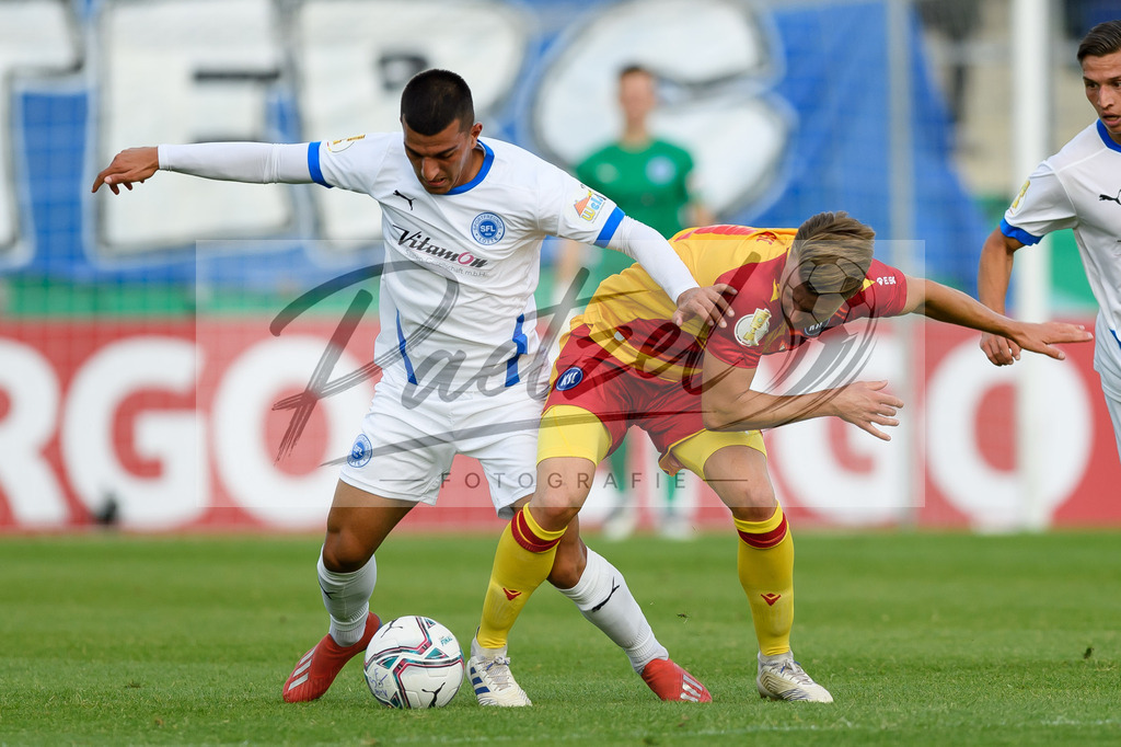 LOTKSC20210809_158 | Fussball, Herren: Muhammed Terzi (Sportfreunde Lotte) und Marco Thiede (Karlsruher SC) im Zweikampf beim Spiel der 1. Runde im DFB-Pokal zwischen SF Lotte und Karlsruher SC im Stadion am Lotter Kreuz am 09.08.2021 in Lotte, Deutschland.DFB / DFL REGULATIONS PROHIBIT ANY USE OF PHOTOGRAPHS AS IMAGE SEQUENCES AND/OR QUASI-VIDEO. - Realisiert mit Pictrs.com
