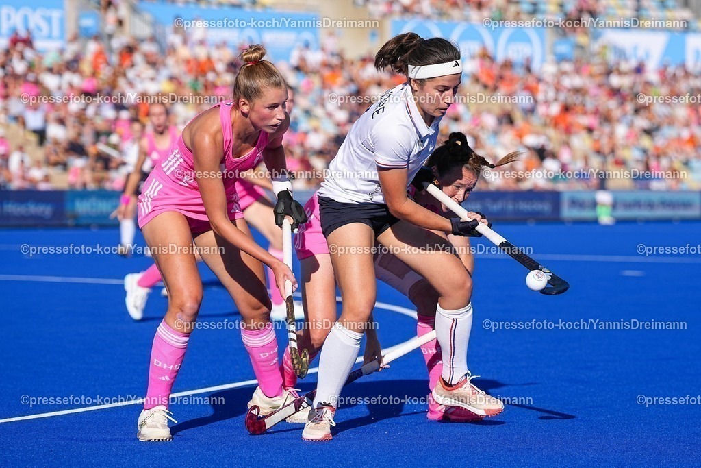 xydrx09082504032 | 09.08.2025, xydrx, Frauen EuroHockey Championship 2025, Gruppenphase, Gruppe a, Deutschland - Frankreich, Sparkassenpark Mönchengladbach: Hanna Granitzki (GER #30) und Amelie Wortmann (GER #3) im Zweikampf gegen Paola Le Nindre (FRA #7)