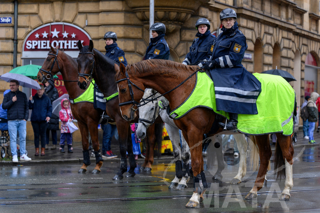 _DWA2244 | Trotz Nieselregen schlängelte sich der „Gaudiwurm“ am Sonntag durch die Nürnberger Innenstadt an tausenden Faschingsfans vorbei.  Nürnberg, 11.02.2024 - Realisiert mit Pictrs.com