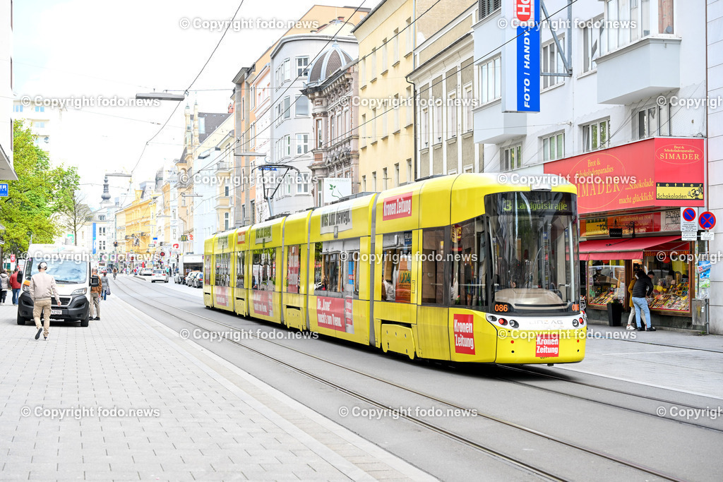 Strassenbahn_ Kronenzeitung_ 27.04.2023-2 | 27.04.2023, Linz, AUT, Strassenbahn, Linz, Linz AG, im Bild Strassenbahn, Straßenbahn, City Runner, oeffentlicher Verkehr, Kronenzeitung, Logo, Branding, Werbung