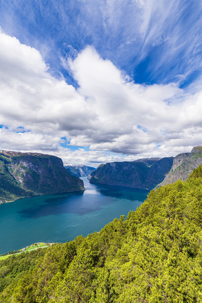 Blick vom Stegastein über den Aurlandsfjord in Norwegen | Blick vom Stegastein über den Aurlandsfjord in Norwegen.