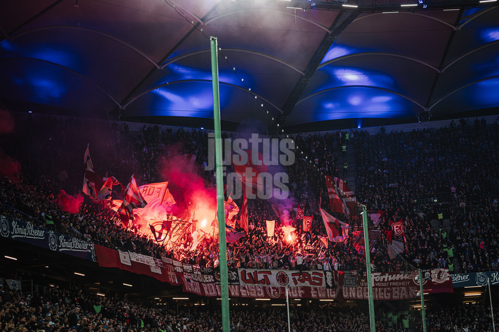 Fußball | Männer | Saison 2024/2025 | 2. Fußball-Bundesliga | 25. Spieltag | Hamburger SV vs. Fortuna Düsseldorf | 08.03.2025 | Pyrotechnik im Auswärtsfanblock von Düsseldorf