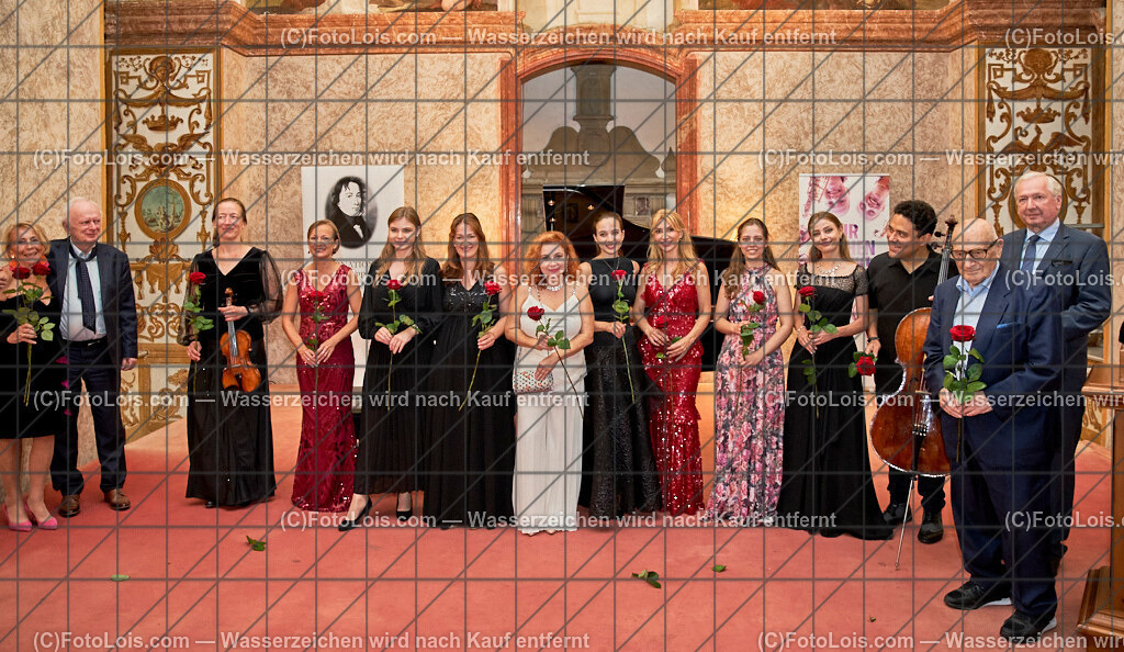 ALS7953_XXXX-Chopin-Festival_Rose fuer die Kuenstler | (C)FotoLois.com, Alois Spandl. XXXX. Chopin-Festival in der Kartause Gaming, 'NOCTURNO' - nächtliches Konzert bei Kerzenlicht in der Barockbibliothek, Sa 17. August 2024.